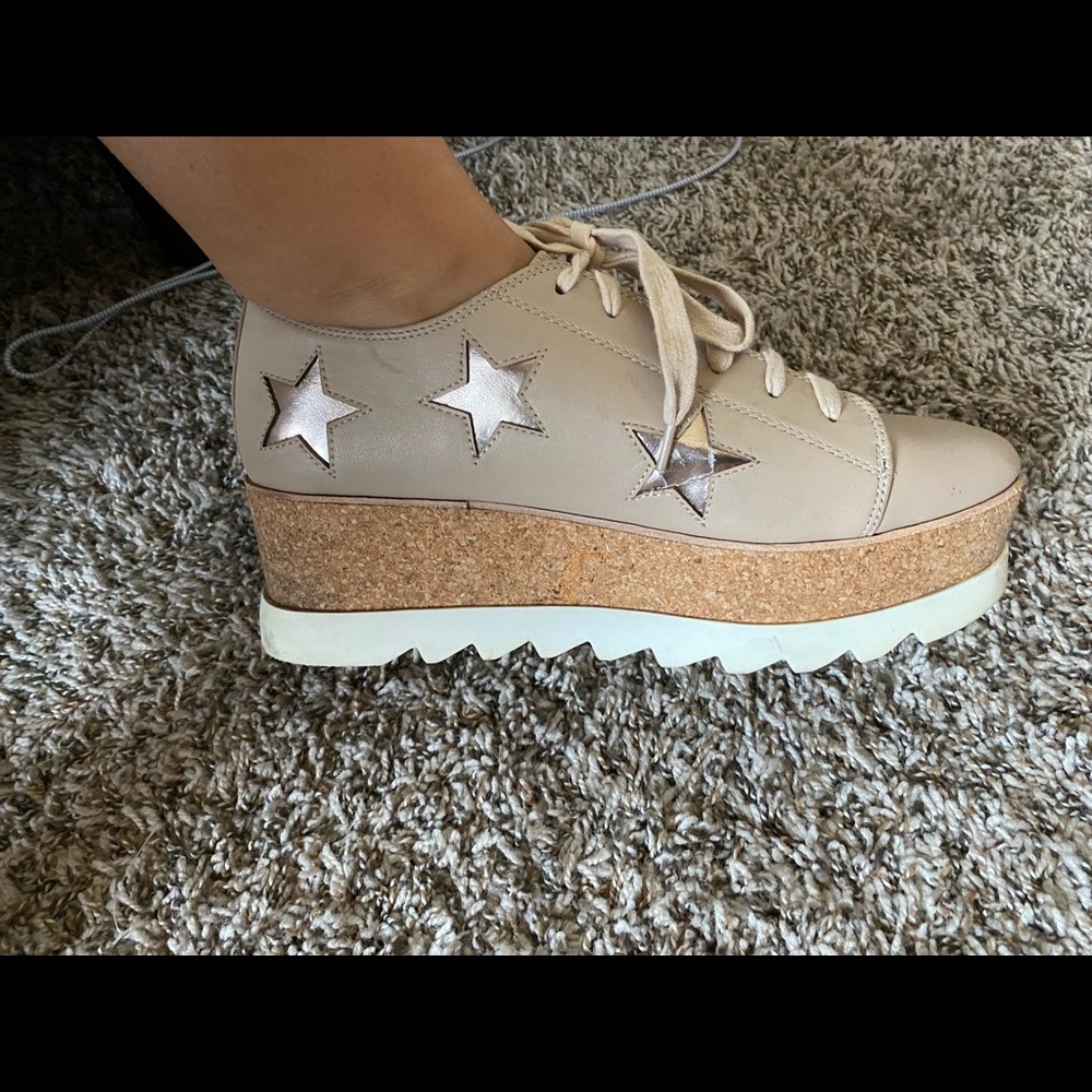 Steve Madden Beige and Stars platform sneakers